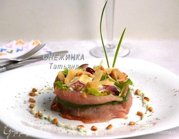 Украшаем салат несколькими маленькими пёрышками зелёного лука, а тарелку соусом, кедровыми орешками и молотым чёрным перцем. Можно подавать! Приятного аппетита!