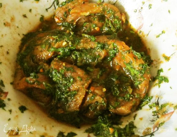 Основа пиццы должна быть толщиной примерно в палец, а то и в два. Это не я придумал. Об этом мне рассказывали мои знакомые итальянцы и моя племянница, которая год жила в Италии. Поэтому для основы я замешу дрожжевое тесто. Стакан теста высыпал в сито и примерно половину просеял в глубокую миску. Добавил по пол чайной ложки соли и сахара, столовую ложку растительного масла, пакетик сухих дрожжей и треть стакана воды. Поначалу тесто получилось жидковатым, но у меня еще осталась мука в сите и во время замеса я ее понемногу досыпал. Когда тесто перестало прилипать к стенкам миски, выложил его на стол, предварительно посыпанный остатками муки, и стал месить. Месить тесто надо до тех пор, пока не устанешь, но к тому времени я умру с голоду. Десять-пятнадцать минут достаточно. Готовое тесто положил в миску и накрыл полотенцем, пусть поднимается.
Заодно поставлю мариноваться мясо. Я взял телятину, хотя для этого подойдет любое другое, включая курицу. Тонкие ломтики сложил в глубокую тарелку, посыпал ложкой молотого сладкого чили и добавил по пол чайной ложки острого чили и сахара. Полил соком половины лимона, щедро сдобрил рубленой зеленью и перемешал. Теперь нужно подождать не меньше часа. Чтобы тесто поднялось, а мясо промариновалось.
