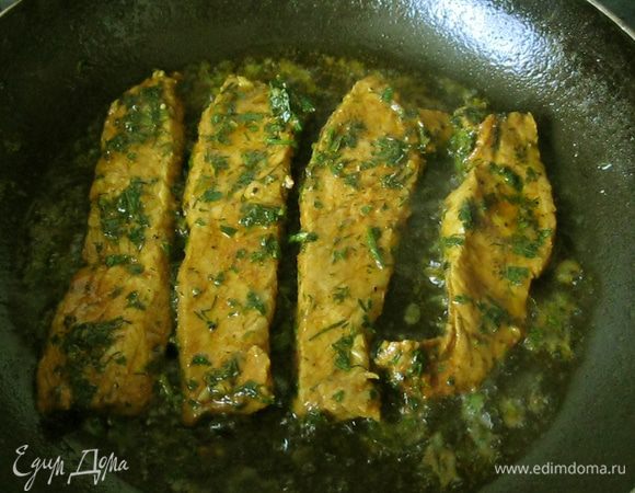 Через полтора часа включил духовку, чтобы нагревалась до 180 градусов. Нарезал полукружочком один сладкий перец и кружочком горсть оливок без косточек. Маринованное мясо слегка обжарил на сковороде. Это не обязательно, но мне так больше нравится.