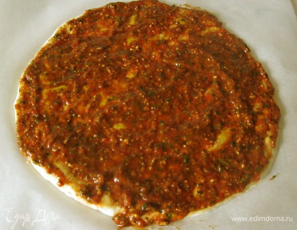 Смазал соусом из блендера всю поверхность теста. Не страшно, если соус будет перетекать через край. Лучше так, чем оставить не промазанный кусочек.