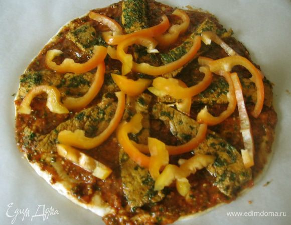 Выложил ромашкой ломтики горячего, ароматного мяса.
Сверху посыпал сладким перцем и твердым сыром (я взял пармезан), натертом на мелкой терке.
