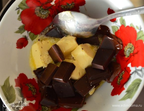 На водяной бане растапливаем шоколад и слив. масло