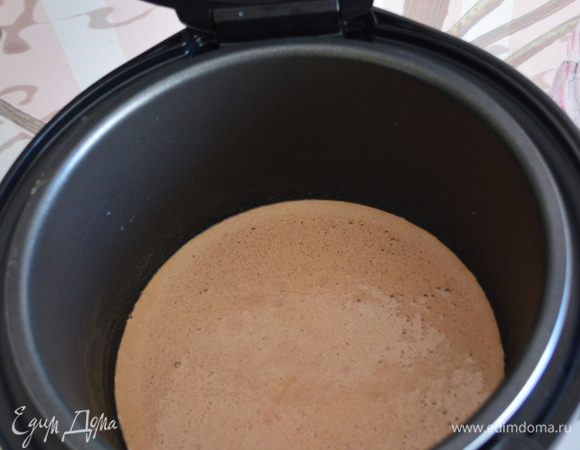 Тесто выливаем в смазанную слив. маслом и разогретую мультиварку. Ставим на режим "печь". 