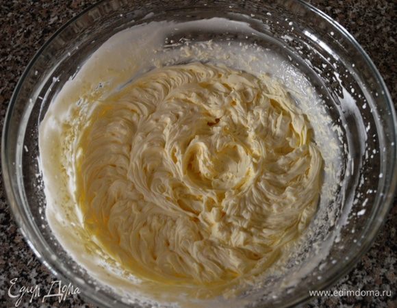 Затем добавляем маскарпоне и снова вымешиваем