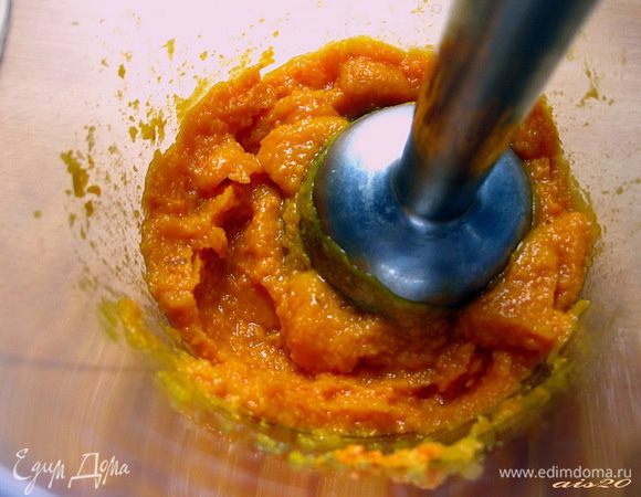 
Тыкву нарезать, кожицу не срезать, выложить на противень и запекать в разогретой до 200оС духовке до мягкости тыквы.
Запеченную тыкву слегка остудить, очистить от кожицы и пюрировать блендером до однородного пюре.