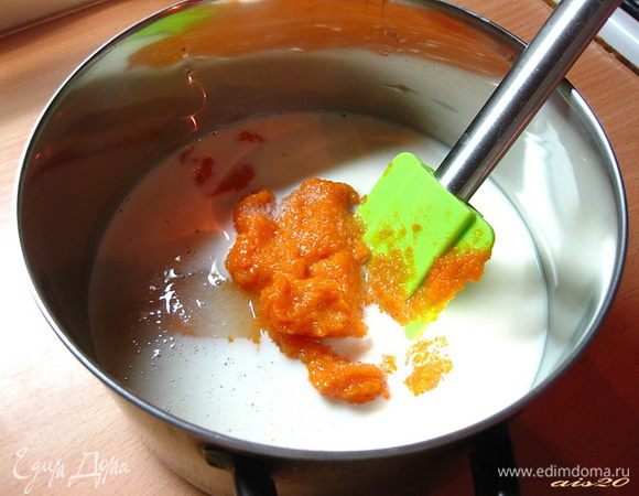 Выложить тыквенное пюре в сотейник с толстым дном, добавить сахар, молоко, соль и ванильный сахар, перемешать. На сильном огне довести до кипения.