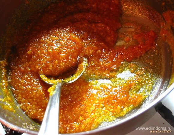 Когда масса начнет карамелизироваться , перемешивать постоянно, чтобы не пригорела. Масса готова, когда она легко отстает от дна сотейника, похоже на мармелад.