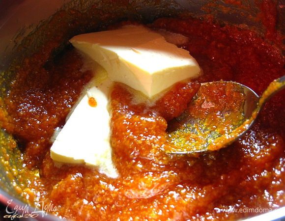 Сотейник снять с огня, добавить сливочное масло, корицу, имбирь и третью часть молотых грецких орехов, тщательно перемешать до однородности массы.