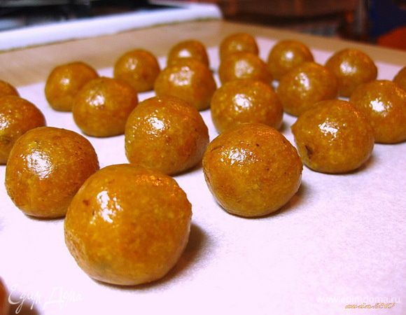 Из охлажденной тыквенной массы сформировать шарики (1 чайная ложка – одна конфета), 