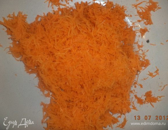Морковь почистить, натереть на мелкой тёрке.