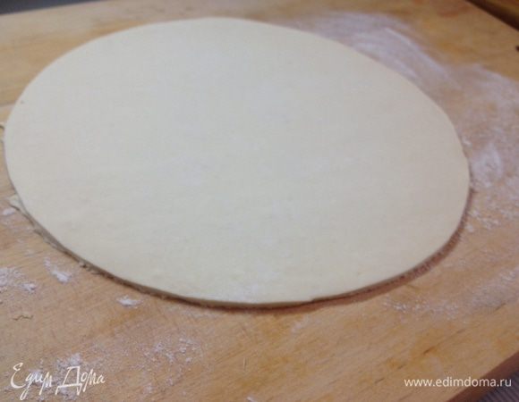 Слоеное тесто раскатываем и вырезаем по форме будущего блюда. 










