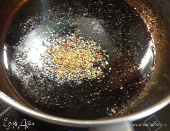 Из бальзамического уксуса и сахара путем выпаривания готовим крем- соус в конце добавляем измельченный белый перец. 