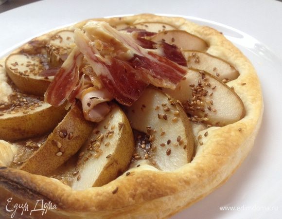 Даем блюду немного остыть и выкладываем сверху пармскую ветчину. 