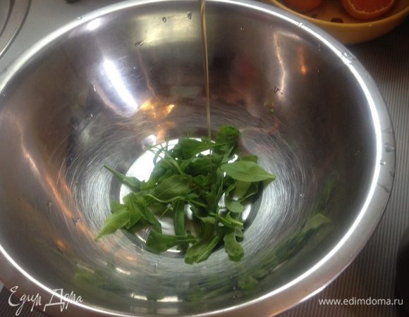 В отдельной посуде листья рукколы поливаем соусом и выкладываем на ветчину. 