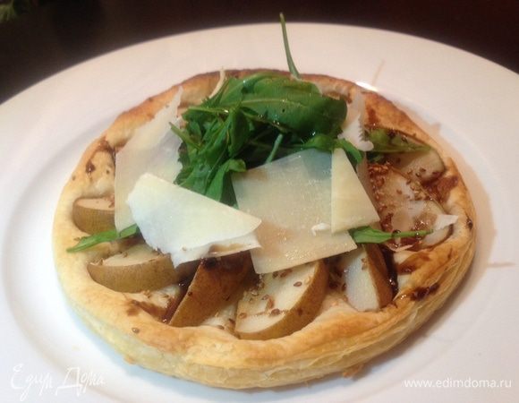 Нарезаем сыр и обкладываем листья руколы. Сверху поливаем оливковым маслом. 