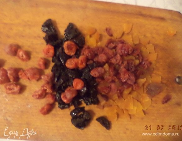 Сухофрукты мелко порубить.