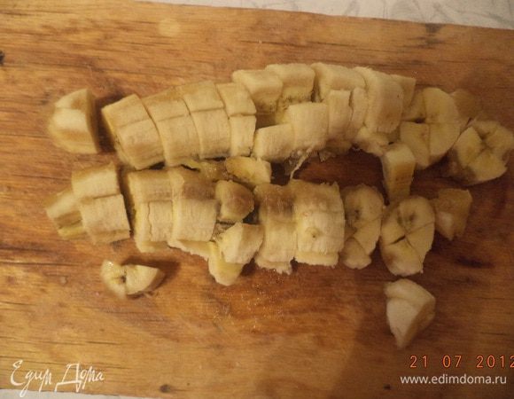 Бананы почистить и нарезать кубиками. 120 г грецких орехов порубить и подсушить на сковороде без жира.