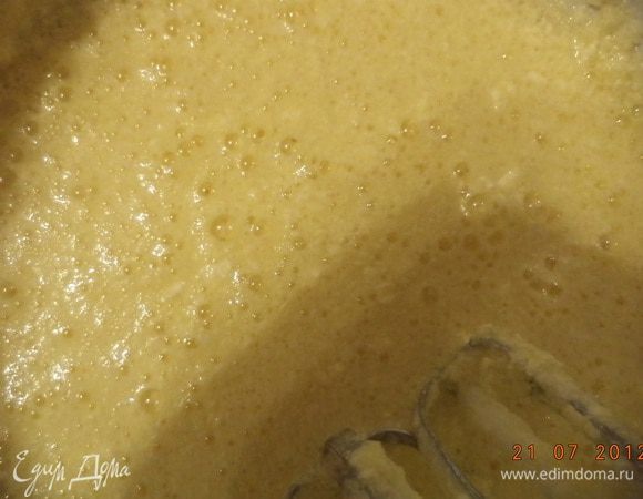 Растереть размягчённое сливочное масло с сахаром и жидким мёдом. По одному ввести яйца. 
Муку перемешать с разрыхлителем.