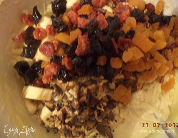 Подмешать муку к масляно - яичной смеси, перемешать. Добавить корицу, сухофрукты и бананы.