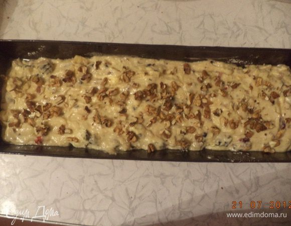 Продолговатую форму для кекса смазать маслом, присыпать мукой, выложить тесто, разровнять. 80 г грецких орехов нарубить крупными кусками, посыпать орехами хлебец сверху. Выпекать 1 час при температуре 160 градусов.
Готовый хлебец сбрызнуть коньяком и полить сахарным сиропом.