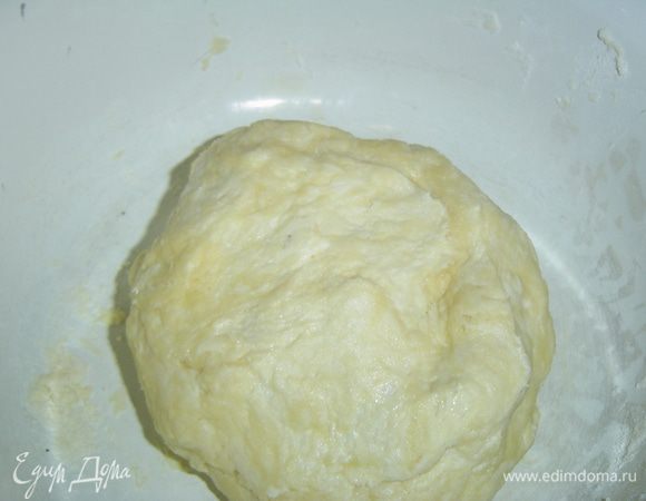 Затем быстро перетираем руками и кладем крошку в миску, выливаем очень холодную воду и замешиваем руками тесто. 