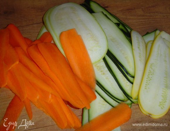 Пока тесто охлаждается, готовим начинку. Очищаем морковь. Цукини и кабачок режем с кожурой тонкими полосками, так же поступаем с морковью (чтобы полоски были очень тонкими можно воспользоваться овощерезкой, а морковь можно настругать с помощью овощечистки). Полоски овощей должны быть одинаковыми по ширине, поэтому полоски кабачка и цукини нужно разрезать крупные пополам, а более мелкие подравнять.