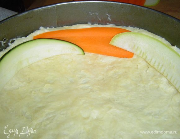 А теперь приступаем к выкладке овощей. Достаем тесто из холодильника и сверху начинаем выкладывать овощи, начиная с края формы,