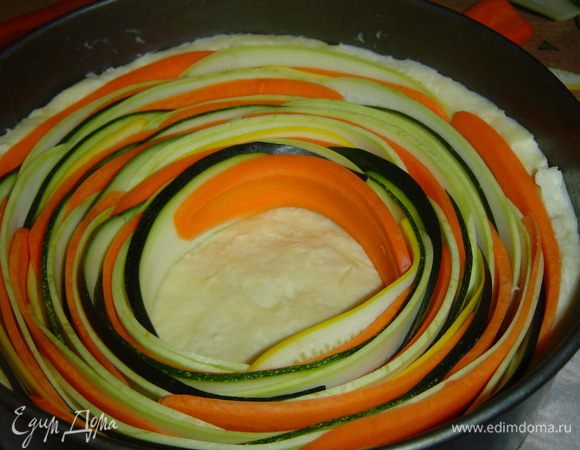 постепенно двигаясь к центру, чередуя кабачок, цукини и морковь.