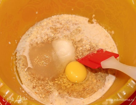 Добавьте активированные дрожжи с молоком, соль, сахар, яйцо, перемешайте.