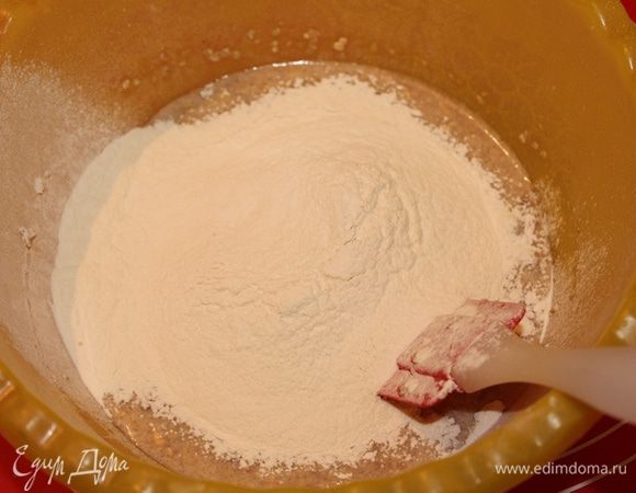 Просейте муку.