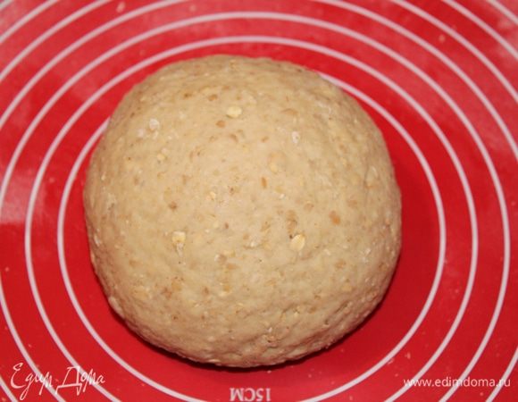 Замесите эластичное тесто. 