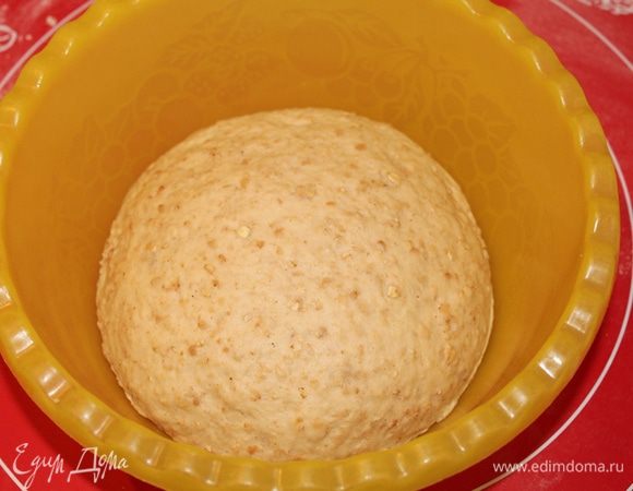 Поместите тесто в смазанную растит. маслом миску, накройте  и оставьте подходить на 1 час.
