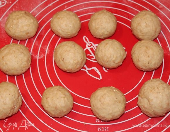 Разделите тесто на небольшие булочки и оставьте на расстройку на 30 минут. 