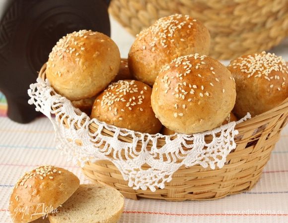 Эти булочки не только полезны, но и универсальны. Они прекрасно сочетаются с первыми блюдами, чаем, кофе, молоком. Их можно брать с собой на природу, на перекус на работу. 