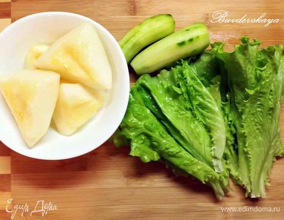 Огурцы и салат вымыть и обсушить. Подготовить дыню.