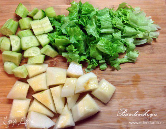 Нарезать достаточно крупно дыню, огурцы и салат. 