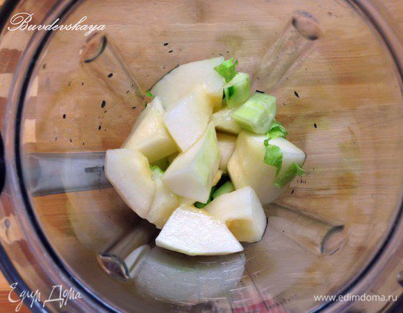 Выложить нарезанные ингредиенты в чашу блендера, добавить воду и оливковое масло и измельчить. Посолить, поперчить по вкусу. Разлить по бокалам и украсить розовым перцем. ENJOY !