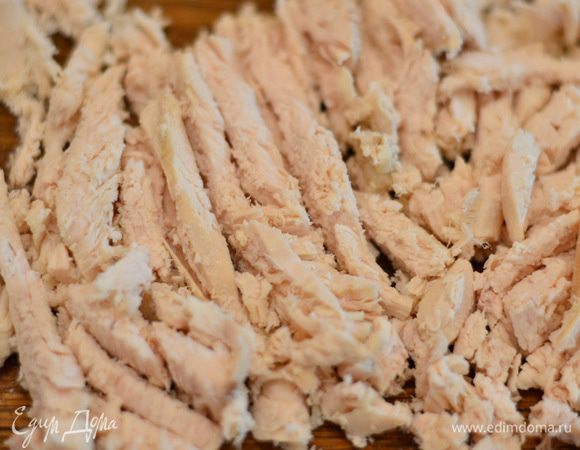 Курочку отварить и порезать на брусочки.