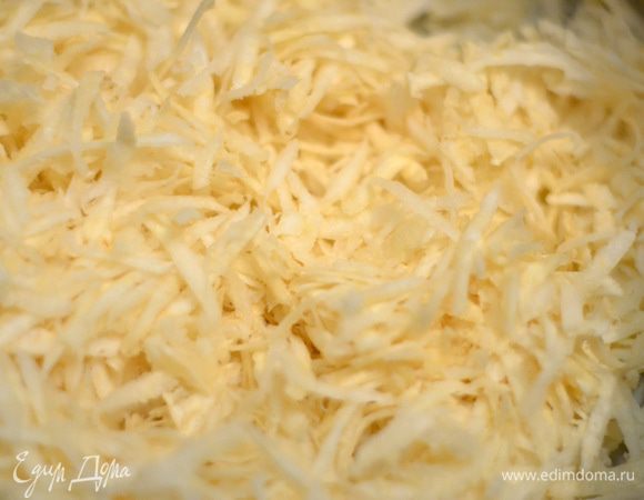 Сельдерей натереть на крупной терке и немного взбрызнуть лимонным соком.