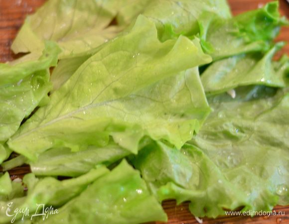 Листики салаты вымыть и порезать.