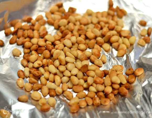 Натереть яблочко на терке, так же взбрызнуть лимонным соком. Кедровые орешки слегка подрумянить в духовке. Соединить все продукты, немного посолить, полить оливковым маслом, добавить приправу.