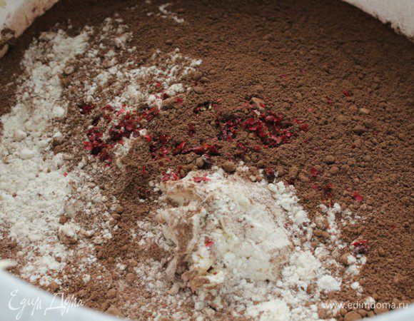 Смешать все сухие ингредиенты - муку, сахар, разрыхлитель и перец.