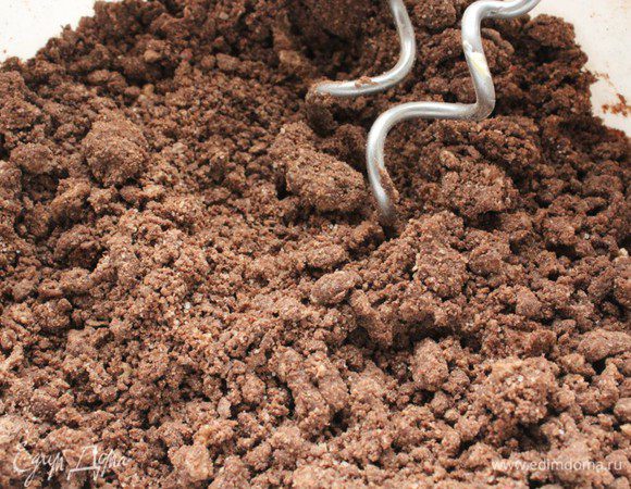 Натереть на крупной терке сливочное масло и перемешать всё в крошку.