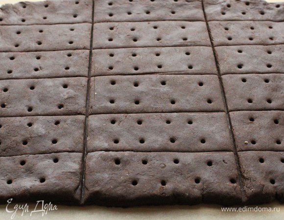 Разметить ножом на пласте продольные и поперечные полоски, не дорезая тесто до конца. Сделать наколы вилкой (я делала наколы при помощи деревянной палочки). Поставить в холодильник на 30 минут.