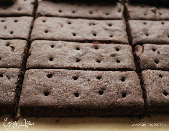 Выпекать 15-20 минут при температуре 180 градусов. Остудить и разрезать на прямоугольники о размеченным линиям.