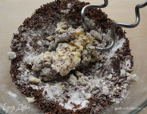 Для начинки взбить размягченное сливочное масло с сахарной пудрой и натертым шоколадом. Смазать половину печенья начинкой, накрыть оставшимися половинками, чтобы получились сэндвичи.