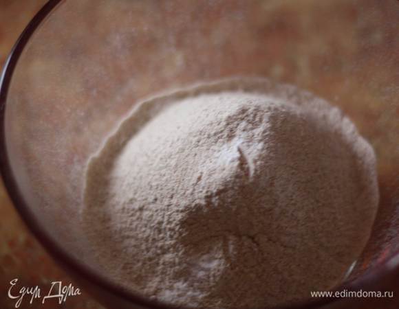 Делаем тесто. Смешаем оба вида муки с содой.