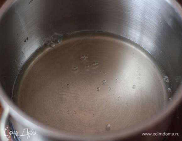 В воду добавим мед и соль и доведем до кипения. 