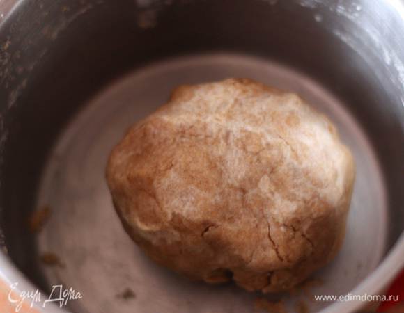 Добавим масло и лимонный сок, в несколько приемов добавим муку. Замесим эластичное тесто. Муки может понадобиться чуть больше или меньше, сразу всю не высыпайте.Тесто накрываем полотенцем и даем остыть.