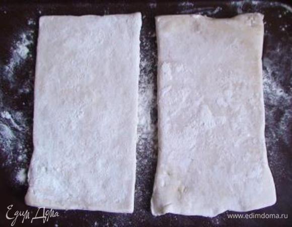 Тесто разморозить согласно инструкции на упаковке.